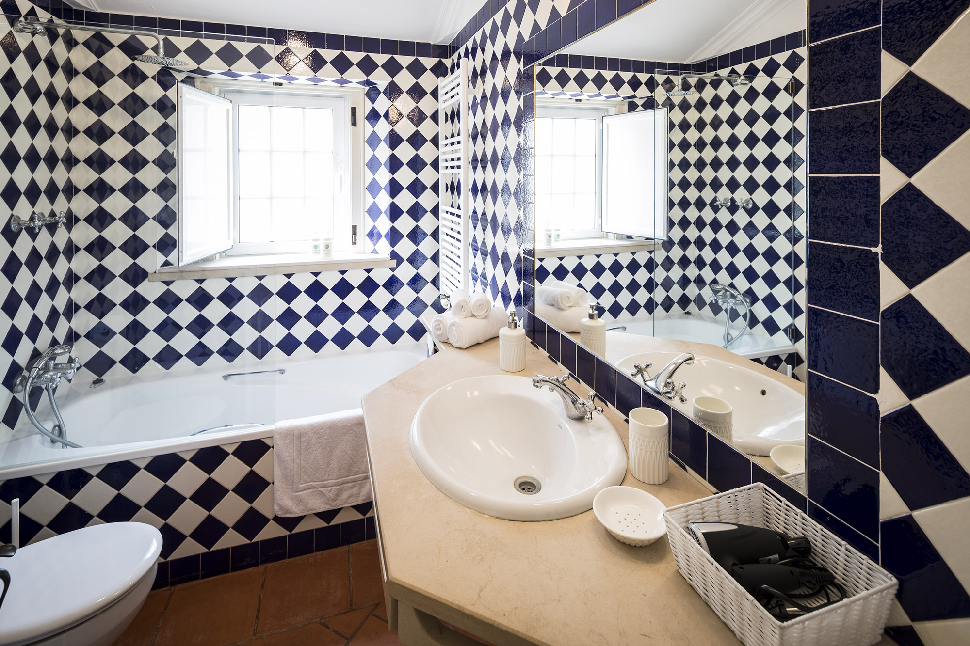 Room Regaleira: bathroom
