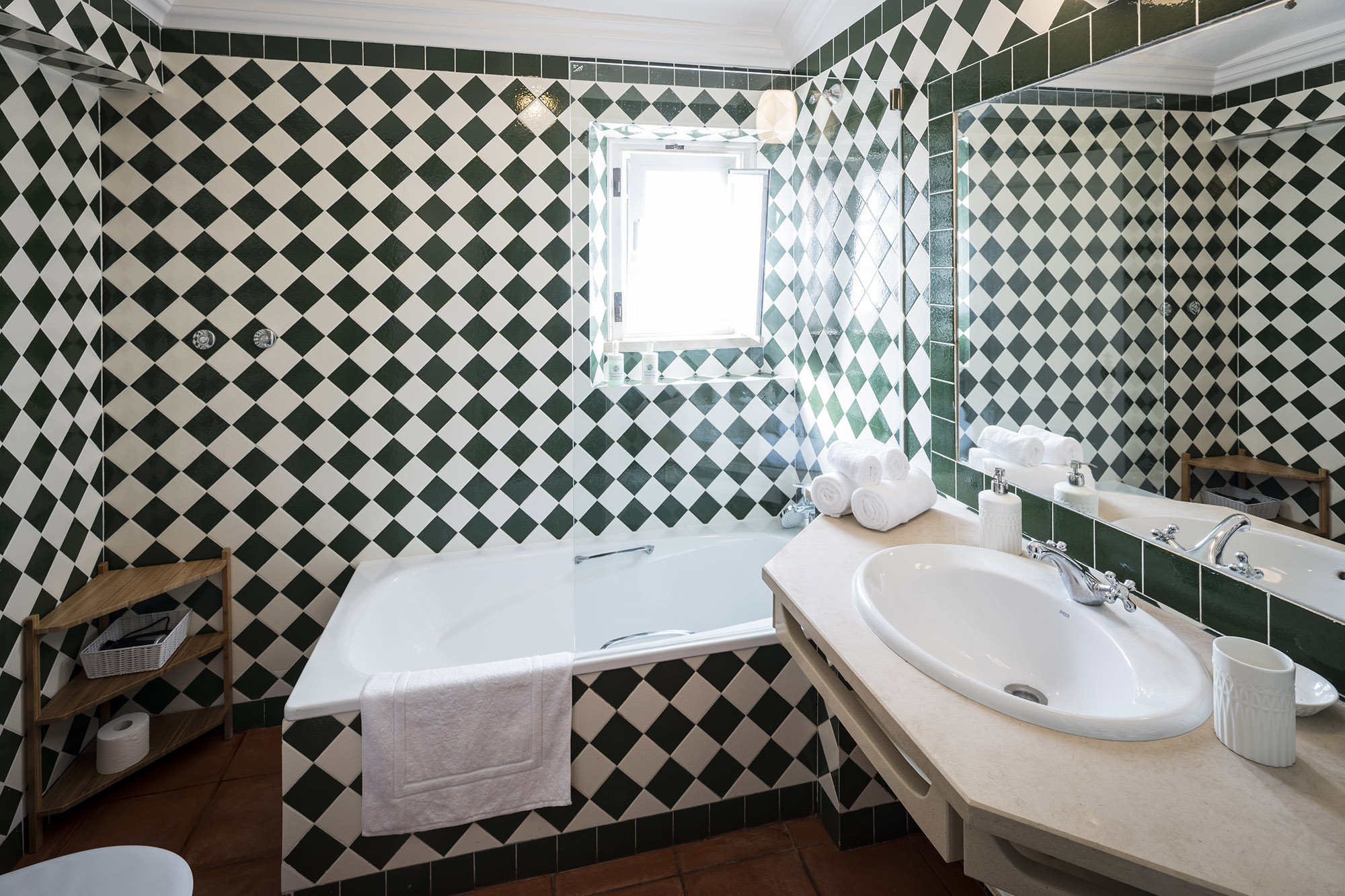 Shared bathroom for Pena and Mouros rooms