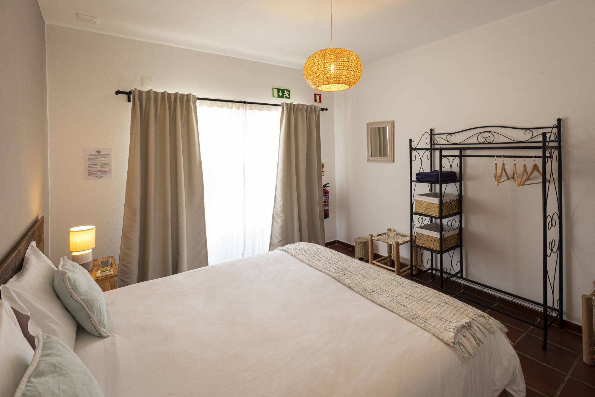 Open wardrobe in Quarto Ribafria